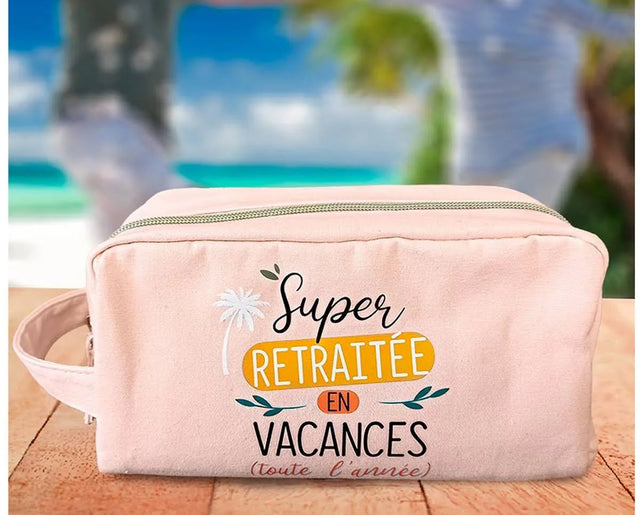 TROUSSE DE TOILETTE « SUPER RETRAITÉE EN VACANCES TOUTE L’ANNÉE »